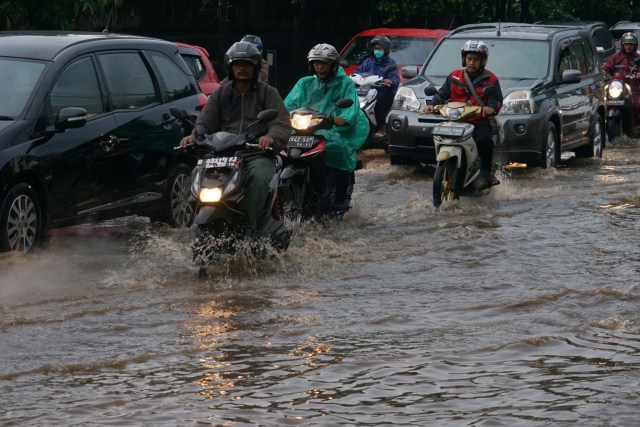 Banjir Di Ruas Jalan Tb Simatupang Kumparan