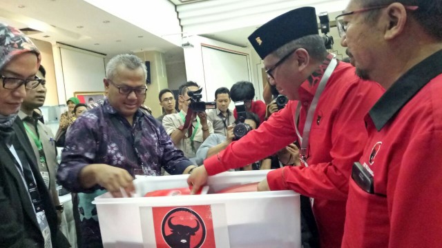 Diringi Arak Arakan Pdip Daftar Jadi Peserta Pemilu Ke Kpu Kumparan