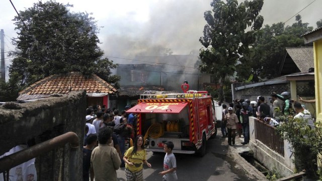 Kebakaran Hanguskan Rumah Di Kompleks Artzimar Bogor Utara Kumparan