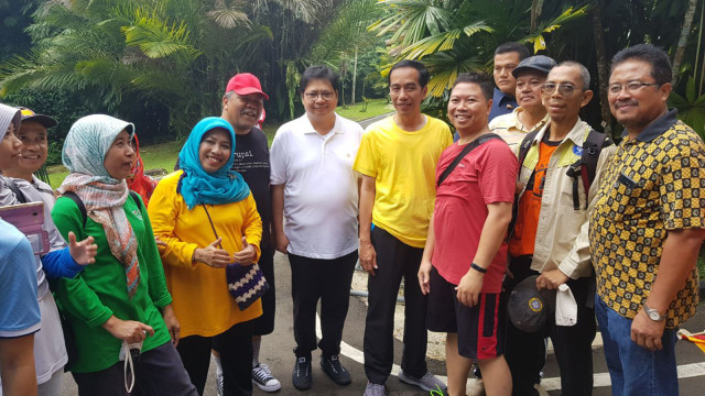 Berkaus Kuning Jokowi Olahraga Pagi Bareng Airlangga Di Bogor