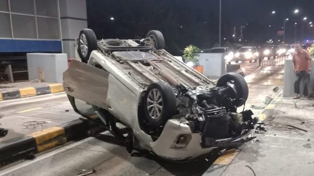 Mobil Terguling Di Depan Gerbang Tol Meruya Jakarta Barat Kumparan