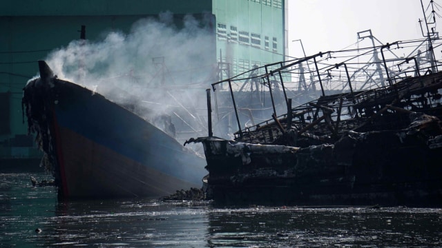 Foto Sisa Sisa Kapal Nelayan Usai Kebakaran Di Muara Baru Kumparan