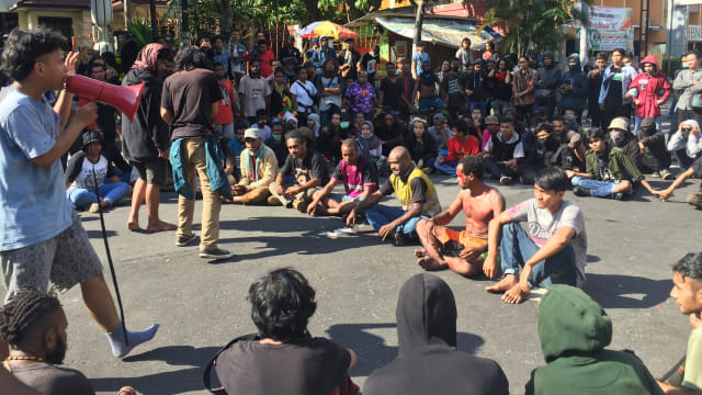 Aksi May Day Di Yogya Mahasiswa Papua Saling Dorong Dengan Polisi