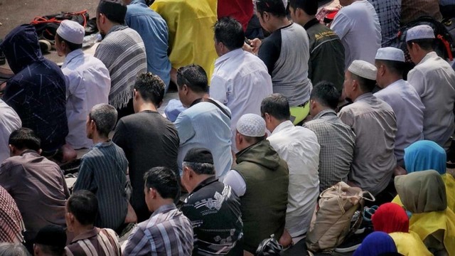 Foto Massa Aksi Salat Berjemaah Jelang Putusan Mk Kumparan