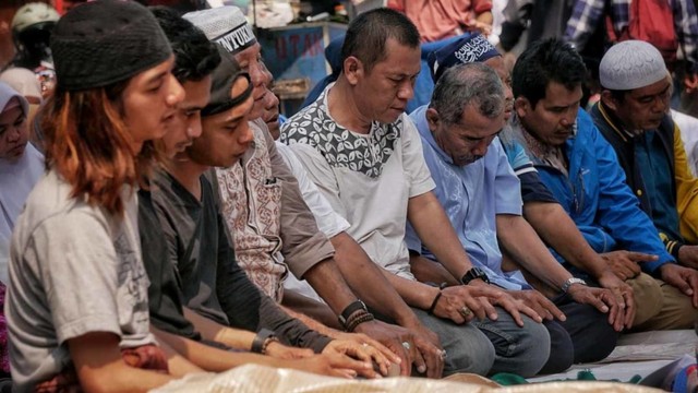 Foto Massa Aksi Salat Berjemaah Jelang Putusan Mk Kumparan