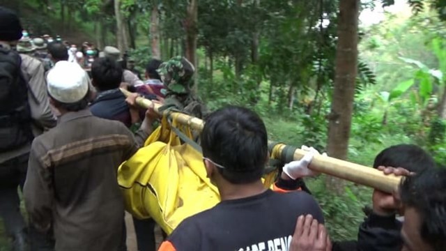 Foto Menggotong Jenazah Thoriq Dari Bukit Piramid Kumparan