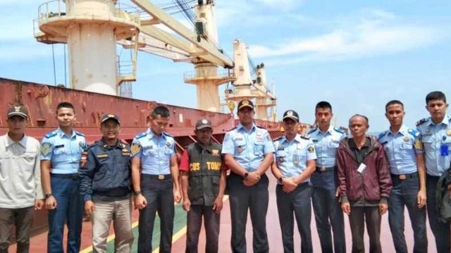 Imigrasi Periksa Kapal Nemo Dari Marshal Island Di Perairan Jambi