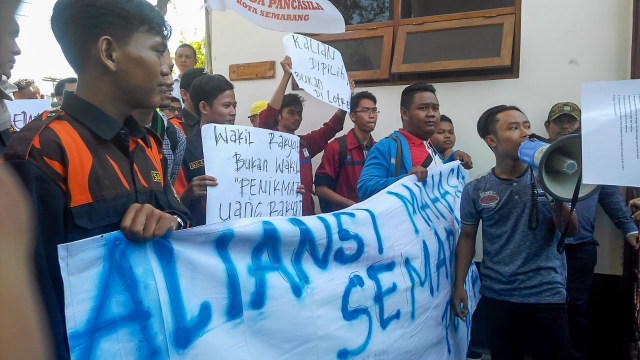 Pelantikan Anggota DPRD Kota Semarang Diwarnai Demo Mahasiswa