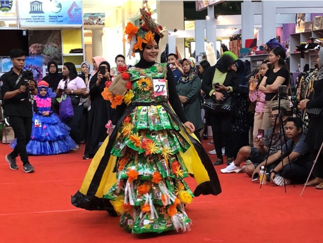 Mahakam Fashion Recycle Lomba Kreasi Busana Dari Limbah Plastik