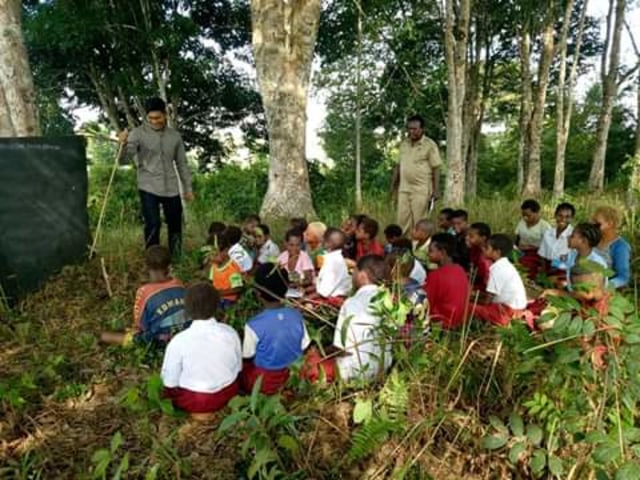 Kisah Pemuda Asal Tegal Mengabdi Jadi Guru SD Di Pedalaman Papua