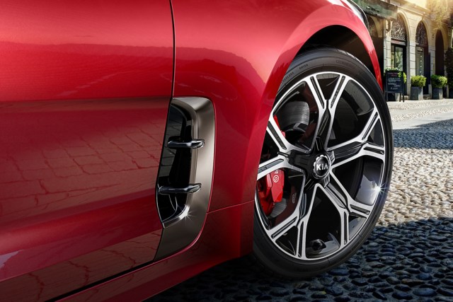 Otomotif, Kia Stinger, industri otomotif