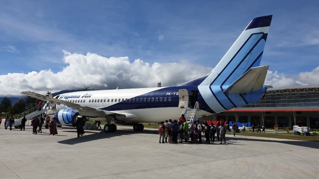 Trigana Air Jenis Boeing Kembali Layani Rute Wamena Jayapura Kumparan