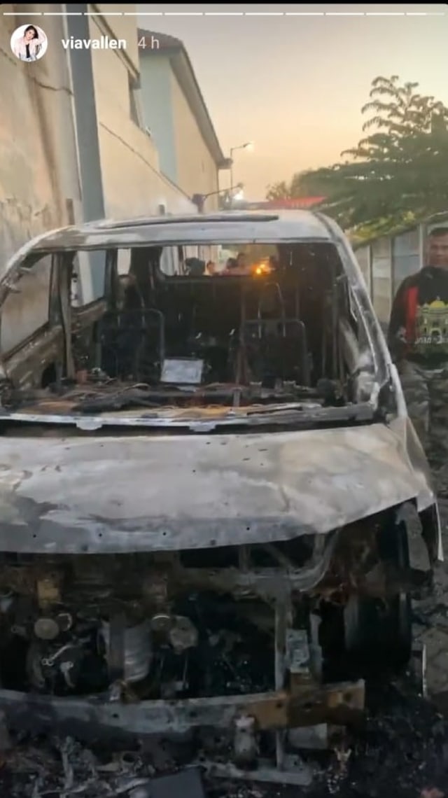 Foto Penampakan Toyota Alphard Via Vallen Yang Hangus Terbakar