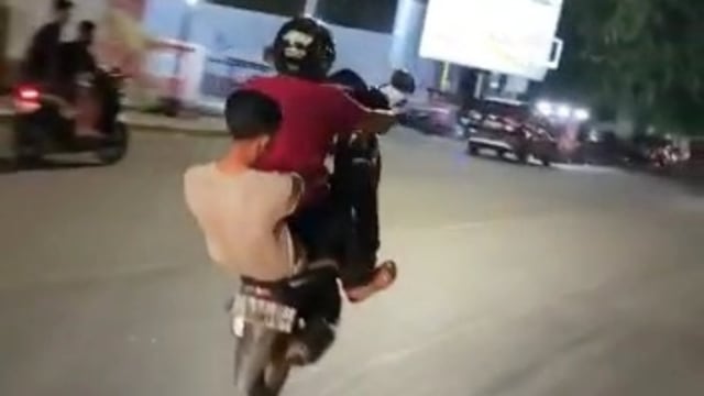 Viral Aksi Ugal Ugalan Pesepeda Motor Di Jalanan Makassar Polisi Buru