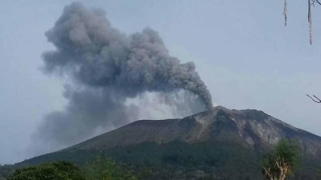 Pagi Ini Gunung Ile Lewotolok Lembata Alami Erupsi Kumparan