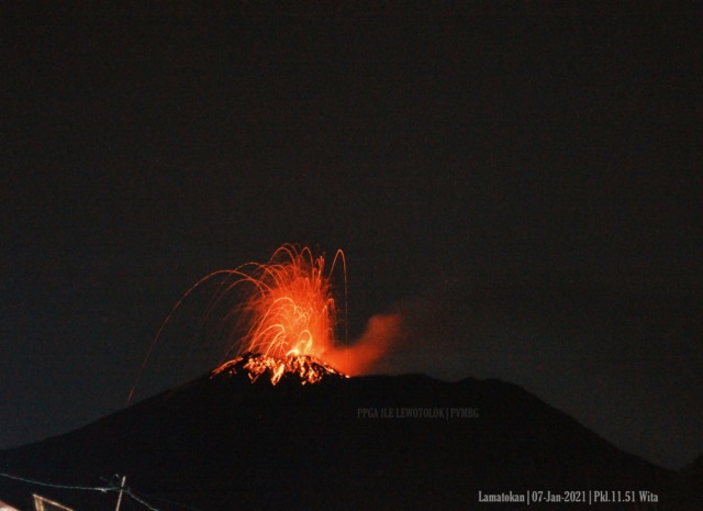 Gunung Ile Lewotolok Kembali Erupsi Dan Lontarkan Lava Pijar Kumparan