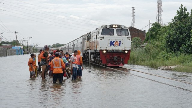 Sempat Terendam Banjir Stasiun Tawang Semarang Kembali Beroperasi