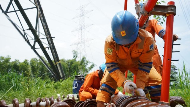 PLN Lakukan Pemeliharaan Jaringan Transmisi 500 KV Tanpa Padamkan