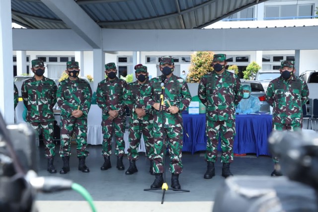 Panglima TNI Cek Pelaksanaan Vaksinasi AstraZeneca Untuk 130 Ribu