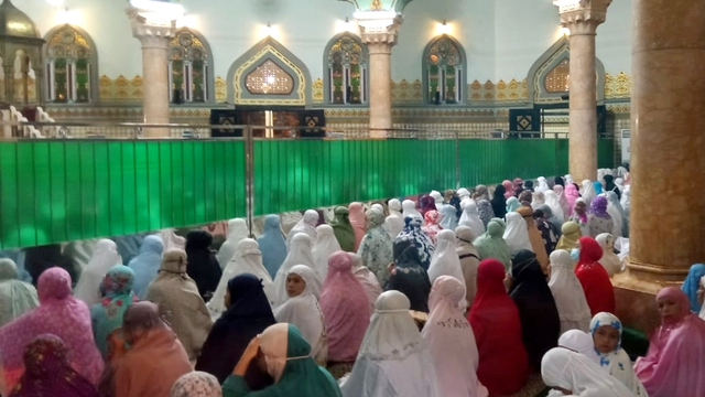 Hari Pertama Salat Tarawih Ratusan Jemaah Padati Masjid Raya Al Mashun