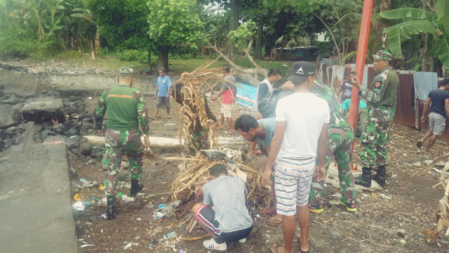 TNI Dan Warga Gotong Royong Bersihkan Pantai Di Ternate Kumparan