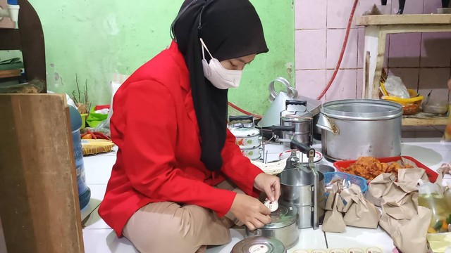 Mahasiswi KKN Dampingi Pengembangan UMKM Guna Meningkatkan Penjualan