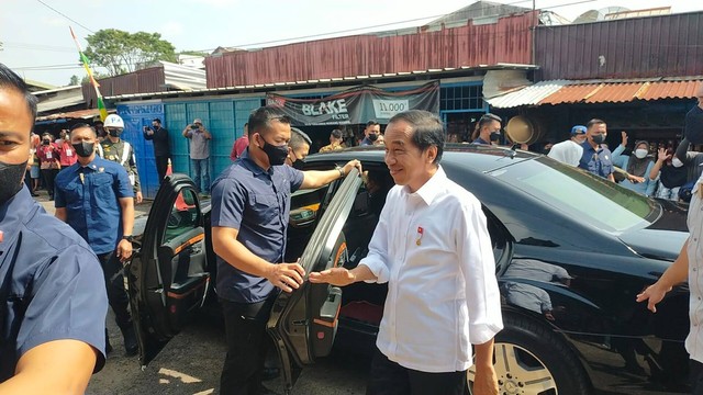 Presiden Joko Widodo Datang Ke Pasar Pasir Gintung Warga Histeris