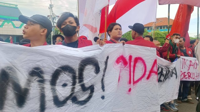 Massa Mahasiswa Demo Tolak Kenaikan Harga BBM Di Depan DPRD Jatim