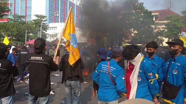 Demo Tolak Kenaikan Bbm Mahasiswa Bakar Ban Di Depan Kantor Ganjar