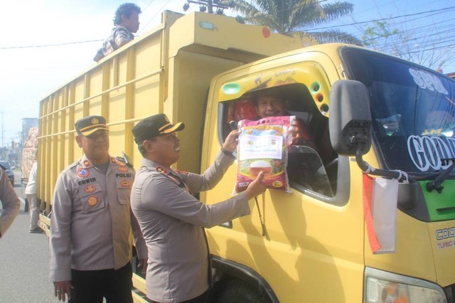 Jumat Berkah Polres Subulussalam Berbagi Sembako Ke Sopir Dan Tukang