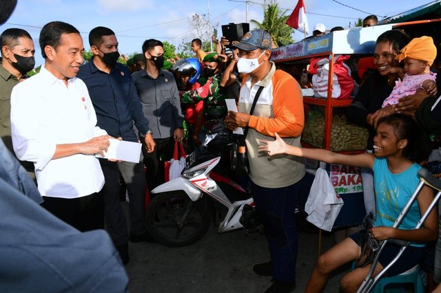 Jokowi Dan Iriana Kunjungi Pasar Langgur Serahkan Bansos Kepada