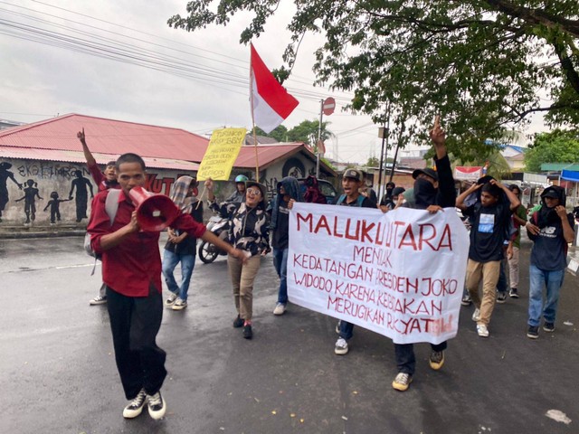 Sejumlah Mahasiswa Tolak Kedatangan Presiden Jokowi Di Maluku Utara