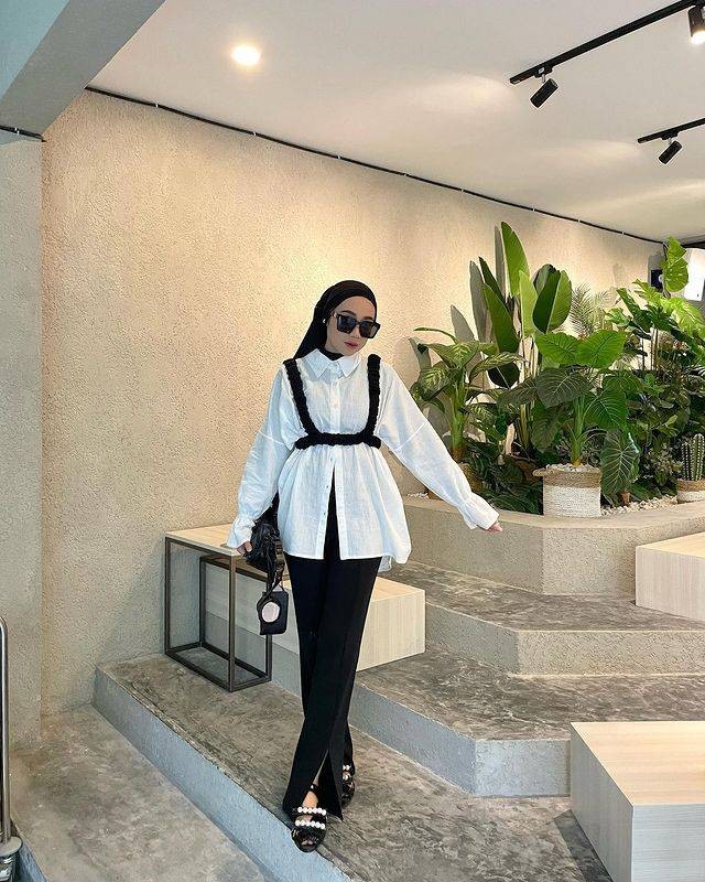 Nggak Neko Neko Ini Ide Padu Padan Outfit Hijab Nuansa Monokrom Ala