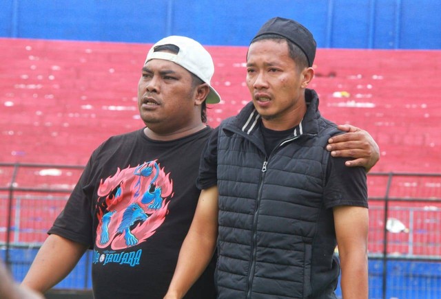 Foto Pemain Arema FC Tabur Bunga Di Monumen Singo Edan Stadion