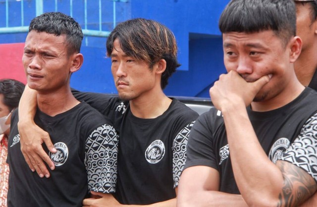 Foto Pemain Arema Fc Tabur Bunga Di Monumen Singo Edan Stadion