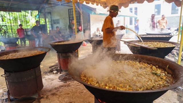 Foto Tradisi Memasak Kuah Beulangong Saat Perayaan Maulid Nabi Di Aceh