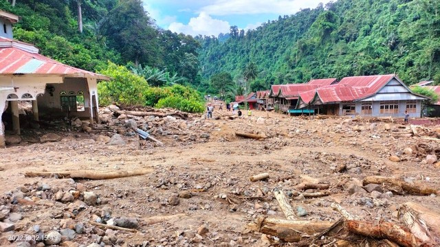 Usai Banjir Bandang Ekskavator Bersihkan Lumpur Di Jalur Mamuju