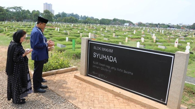 Anies Ziarah Ke Makam Warga Jakarta Korban COVID 19 Di TPU Rorotan