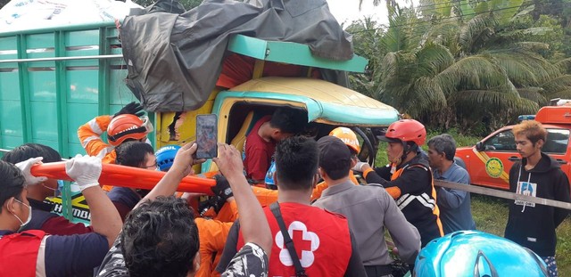 2 Truk Kecelakaan Di Kulon Progo Seorang Pengemudi Terjepit Kumparan