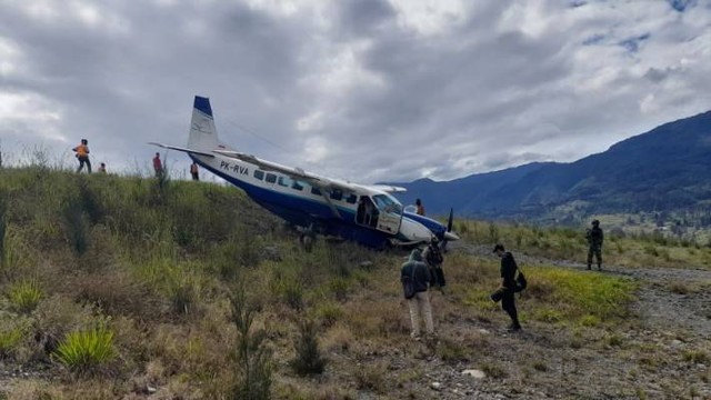 Foto Pesawat Kargo Tergelincir Di Bandara Ilaga Papua Kumparan