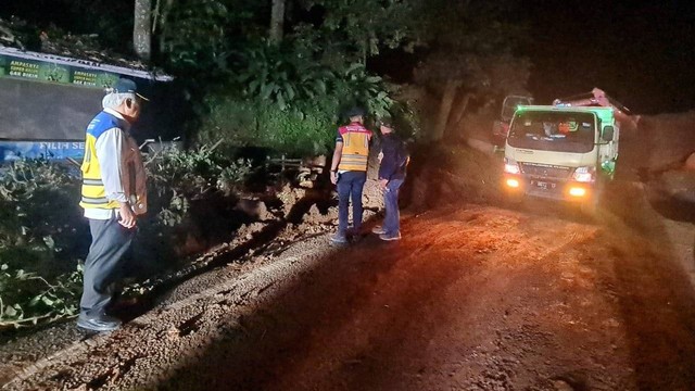 Menteri PUPR Cek Lokasi Longsor Jl Cianjur Puncak Insyaallah Terbuka