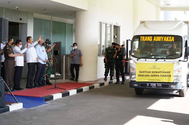 Kejagung Salurkan Bantuan Rp Juta Dan Sembako Untuk Korban Gempa