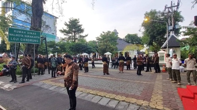 Warga Antusias Menyaksikan Kirab Kaesang Erina Di CFD Solo Kumparan