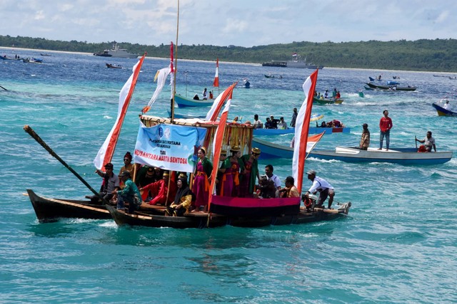 Foto Parade Perahu Nelayan Pada Puncak Peringatan Hari Nusantara Di