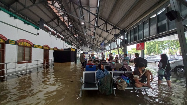 Dua Titik Rel Di Semarang Masih Terendam Banjir Kereta Bisa Melintas