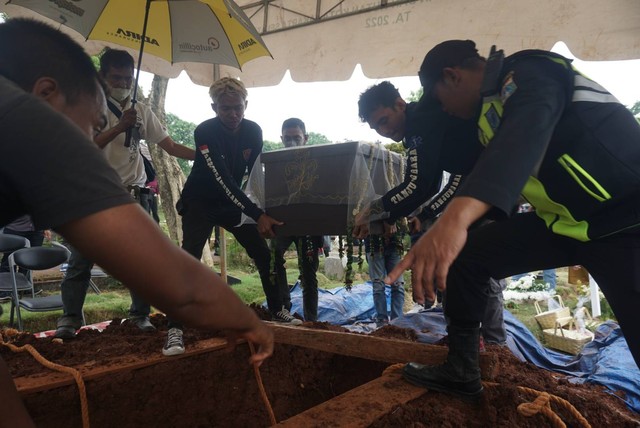 Tangis Pecah Di Pemakaman Angela Selamat Jalan Adikku Kumparan