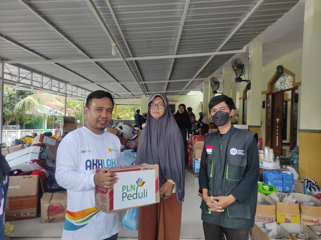 Banjir Di Semarang Pln Gerak Cepat Membantu Korban Banjir Kumparan