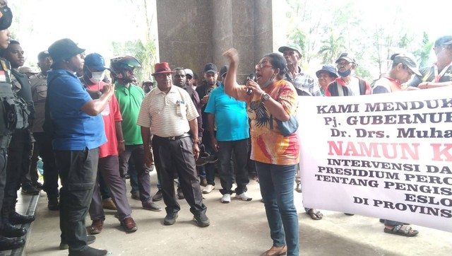 Massa Demo Di Kantor Gubernur Provinsi PBD Tolak Penunjukan Plt