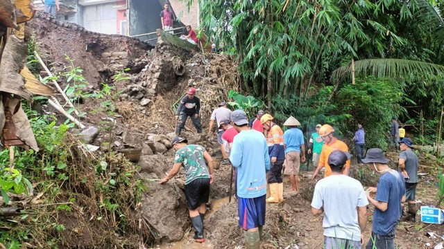 Hujan Deras Akibatkan Tanah Longsor Magelang Kumparan