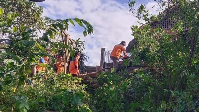 Hujan Dan Angin Kencang Sebabkan 5 Rumah Di Karanganyar Rusak